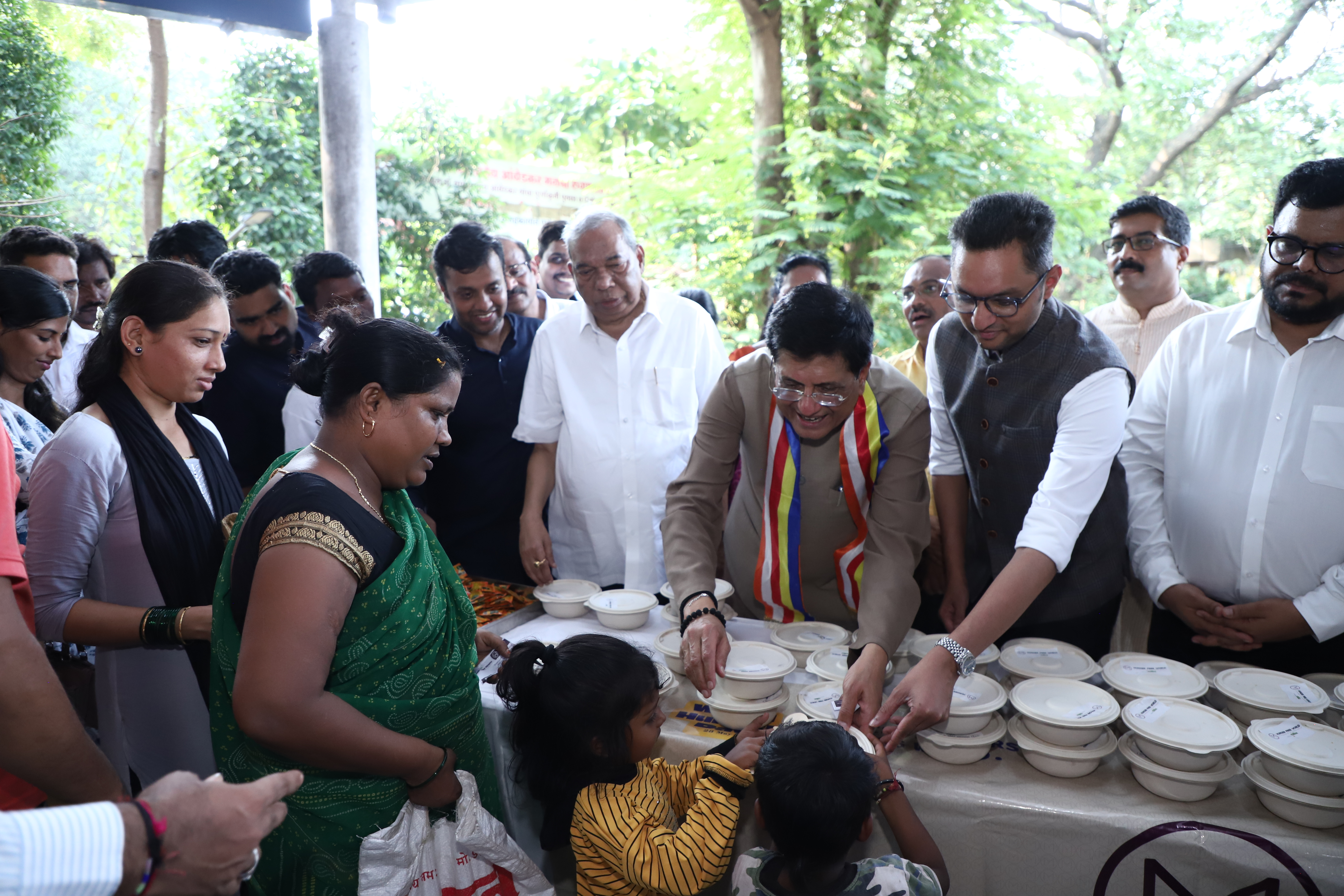 -Honourable-Minister-Shri-Piyush-Goyal-inaugurates-Malabar-Group’s-food-distribution-initiative-at-Shatabdi-Hospital,-Kandivali-Malabar-Group-expands-its-‘Hunger-Free-World’-initiative